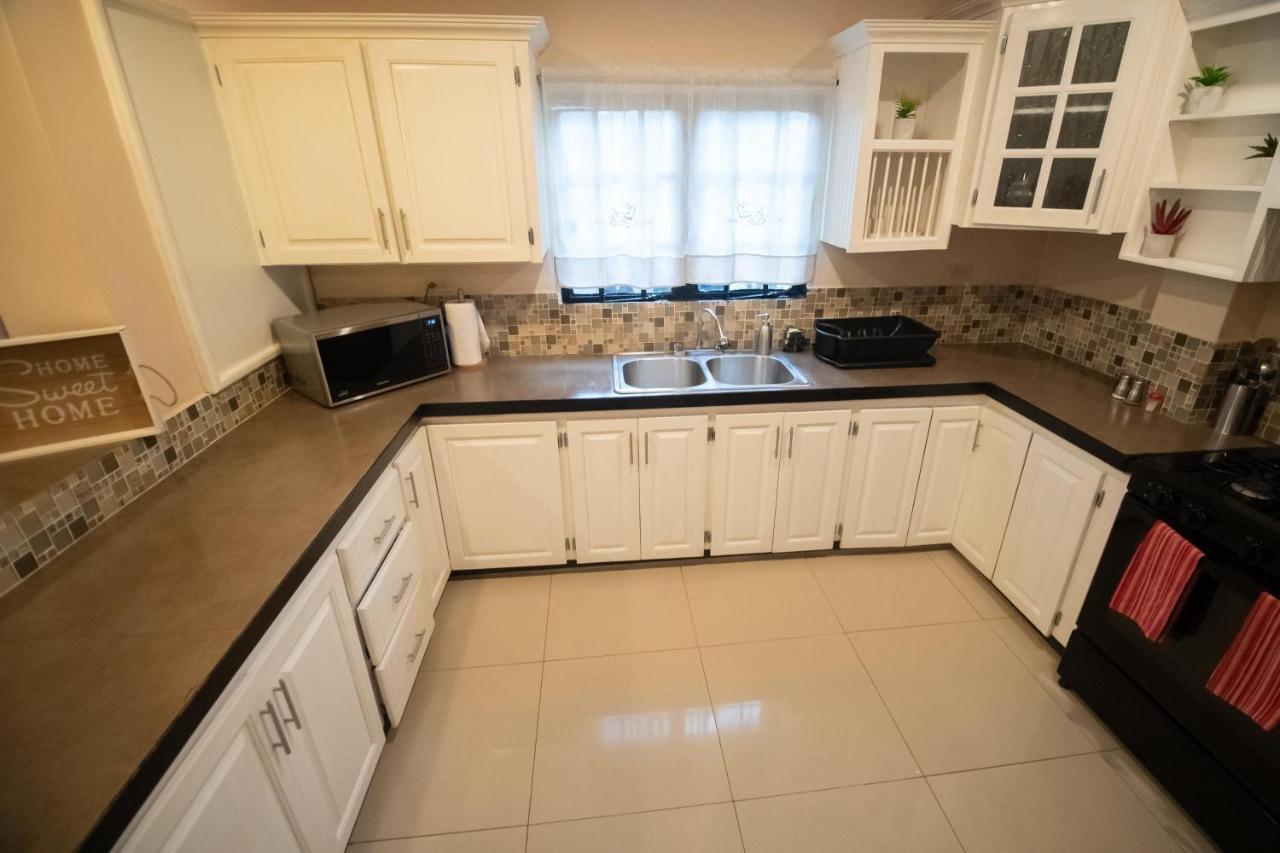 Stacys Place #1 2 Bedroom Apartment Port of Spain Luaran gambar
